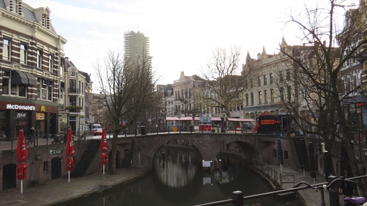 851512 Gezicht op de vanwege de tweede 'complete lockdown' vrijwel verlaten Oudegracht rond de Bakkerbrug, vanaf de ...